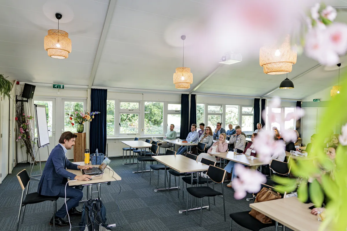 Trainer werkt met deelnemers aan AI-toepassingen tijdens een sessie voor crisisorganisaties